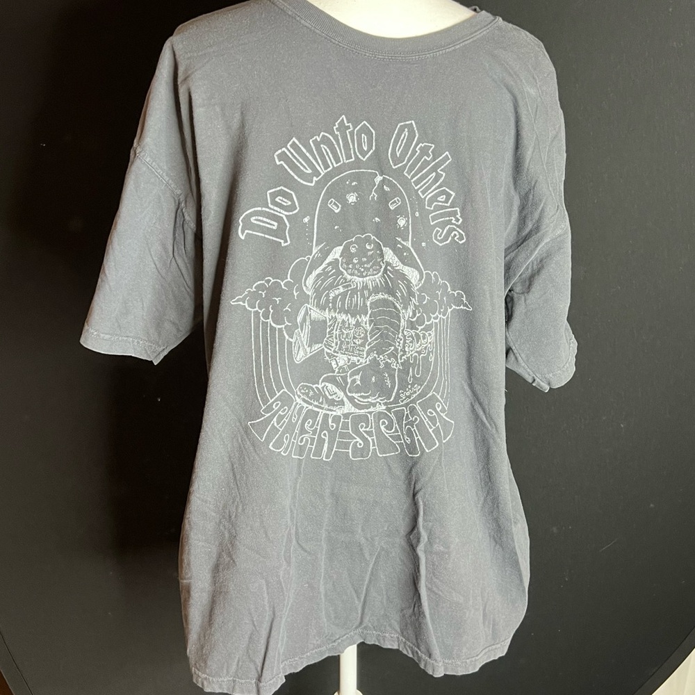 Do unto others and then split men’s t shirt xl. Good condition